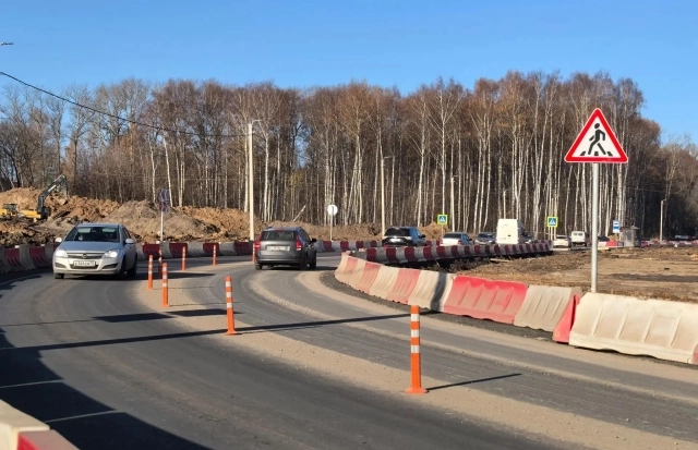 Дорога идет по территории, где был перелесок.