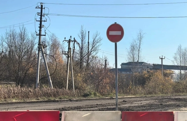 Часть шоссе перекрыли.