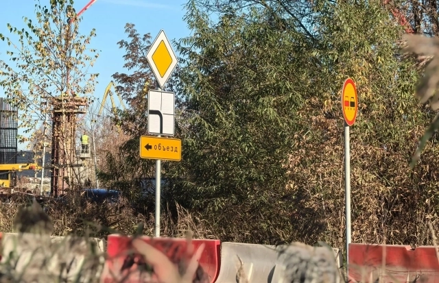 На Тормозном шоссе установили временные знаки.