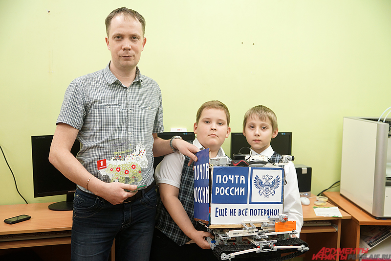 Александр Хабибулин  и Иван Куликов вместе с преподавателем Дмитрием Кашиным. 
