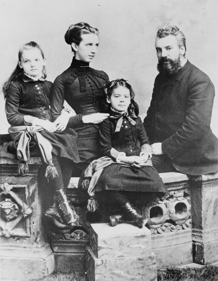 Александр Белл с женой и дочерьми, 1885 г.