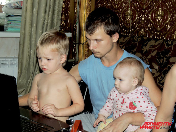 Старший брат Алексей приучает младших к компьютеру
