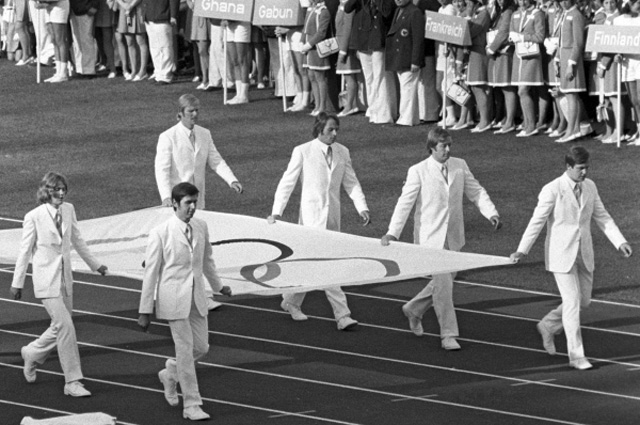 Знамя XX летних Олимпийских игр. Церемония открытия Олимпиады-72 на стадионе в Мюнхене.
