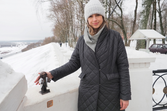 Скульптор Алина Фарниева с новым героем на смотровой площадке городского парка.