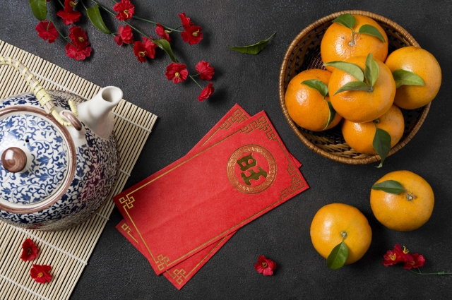 В качестве подарков на Новый год в Китае принято дарить хунбао - красные конверты с новогодними деньгами