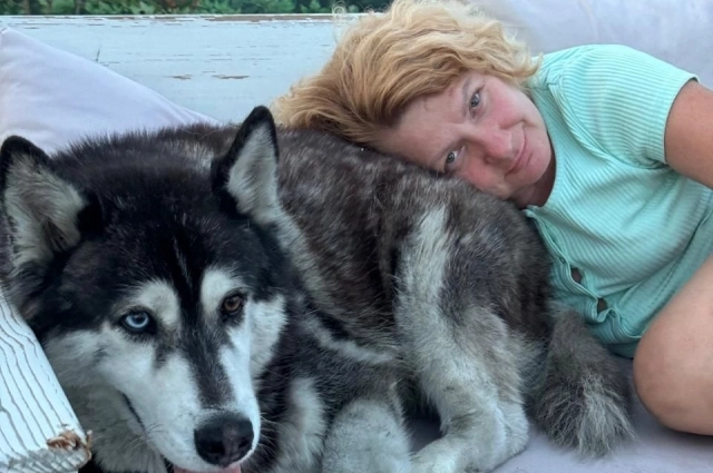 С одним из питомцев приюта Алёна Кравцова.