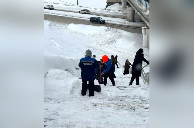 Улицы от снега чистят все жители города.