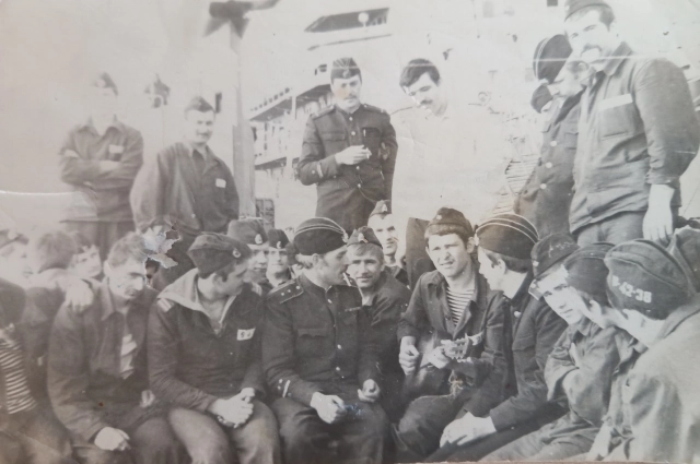 Редкие моменты отдыха для команды лодки.