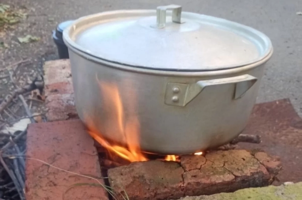 Валентина говорит, это не первый случай, когда варить еду приходилось на улице.