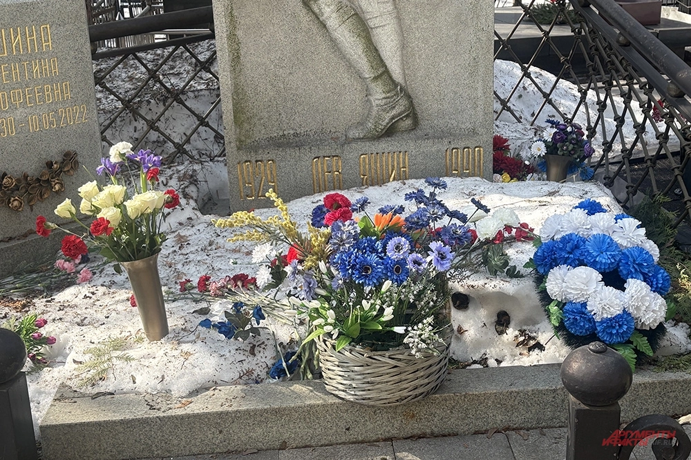Венки на могиле Льва Яшина.
