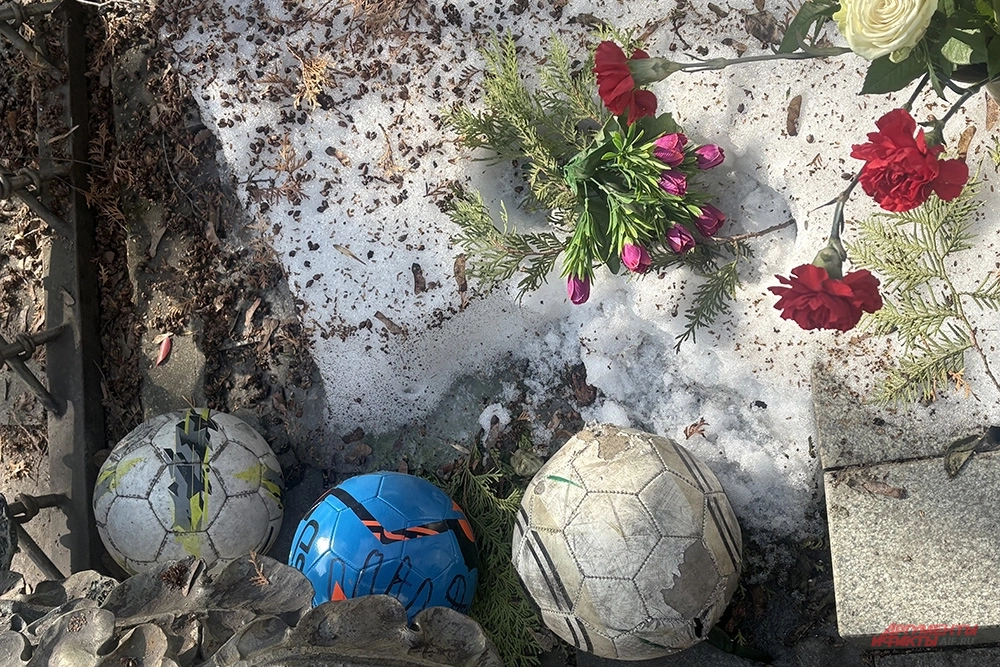 Мячи на могиле Льва Яшина.