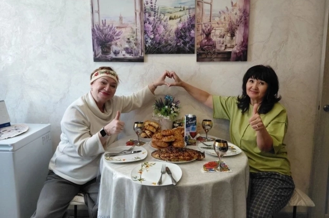 Накия угощает подругу своими блюдами.