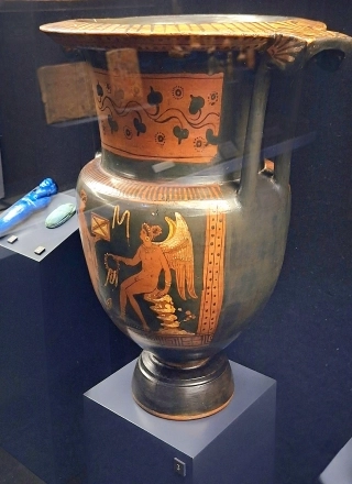 В таких кратерах древние греки на пирах смешивали вино с водой. 