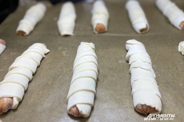 Оборачивать сосиски лучше внахлёст.