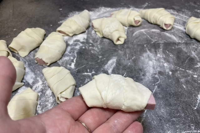 Также в слоёное тесто можно завернуть колбасу.