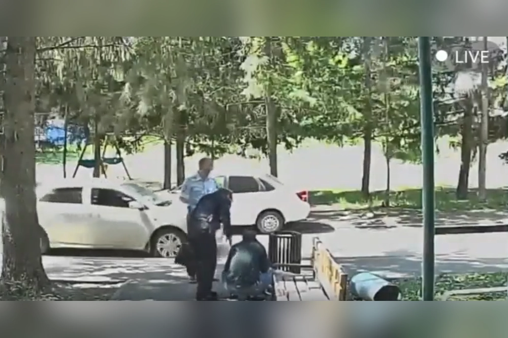 Избитую девушку увезли в больницу, мужчину поместили за решетку.