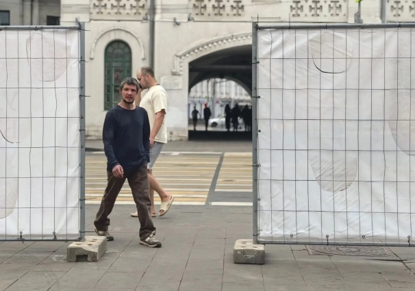 Вход на улицу начинают огораживать.