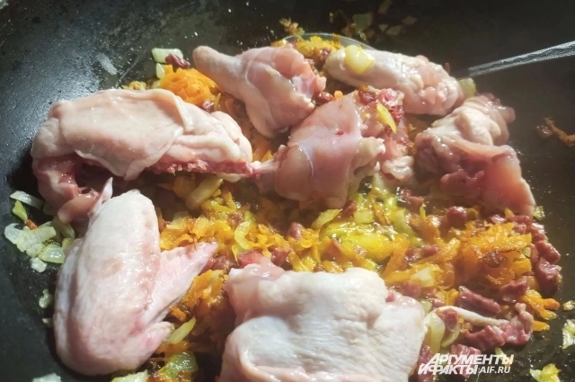 Момент, когда можно добавлять к овощам мясо.