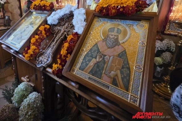 К мощам святого Луки идут за исцелением.
