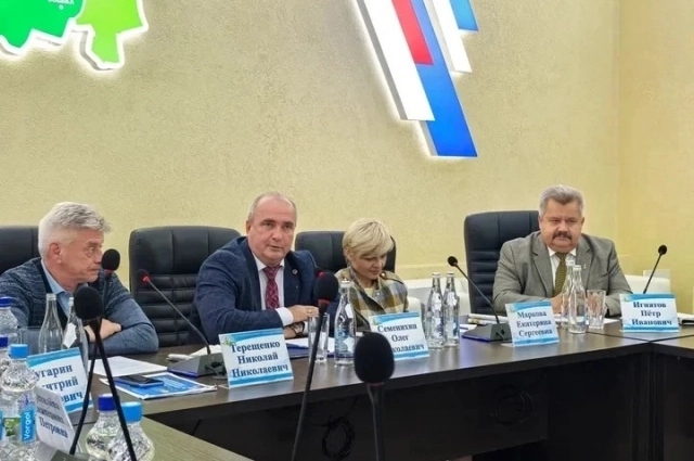 Круглый стол объединил всех: представителей власти, общественности, ученых, опытных и начинающих экологов, школьников – вопросы сохранения воды важны для всех, независимо от статуса.