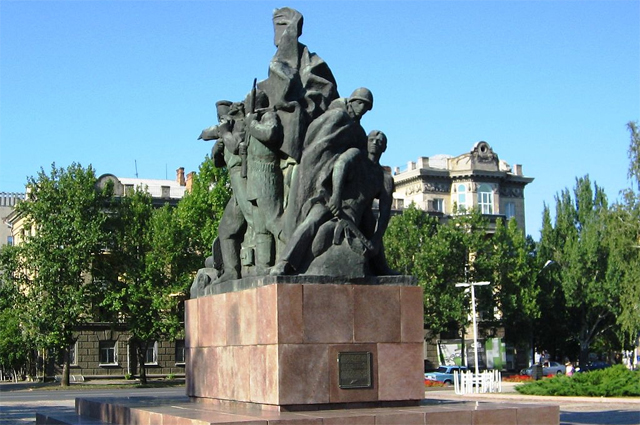 Тыльная сторона памятника героям-ольшанцам в Николаеве.