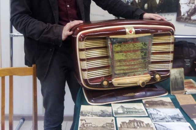 Раритетный радиоприёмник теперь будет находиться среди экспонатов архива.