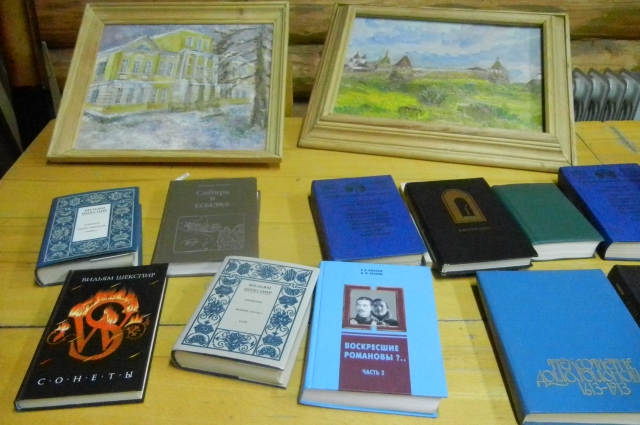 В воскресную школу при храме Царственных страстотерпцев передали две картины Рудольфа Веденеева и книги из его библиотеки.