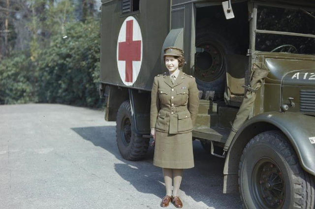 Елизавета у военного грузовика Austin K2/Y. 1945 г.