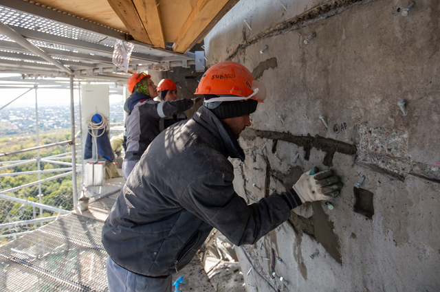 Рабочие во время реставрации монумента «Родина-мать зовет!» в Волгограде.