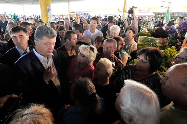 Кандидат в президенты Украины Петр Порошенко разговаривает с жителями Одессы 21 мая 2014 года