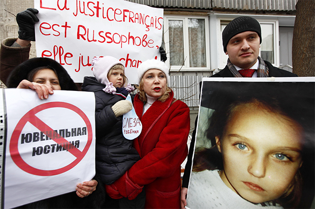 Актриса Наталья Захарова  на пикете у посольства Франции в защиту прав своей дочери Маши Захаровой, а также других российских детей, пострадавших от произвола французских судов. 2010 г.