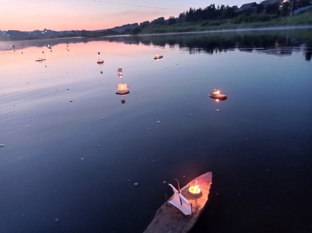 Дощечки-барочки со свечами символизируют души сплавщиков.