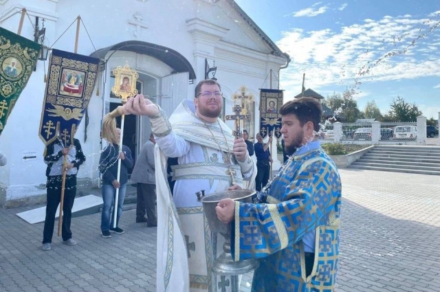 Настоятель храма Успения Пресвятой Богородицы в Себино отец Алексий.