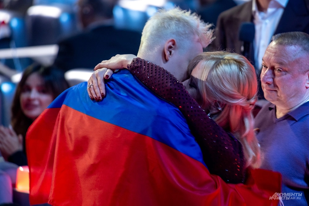 выступление артистов. Shaman и Мизулина