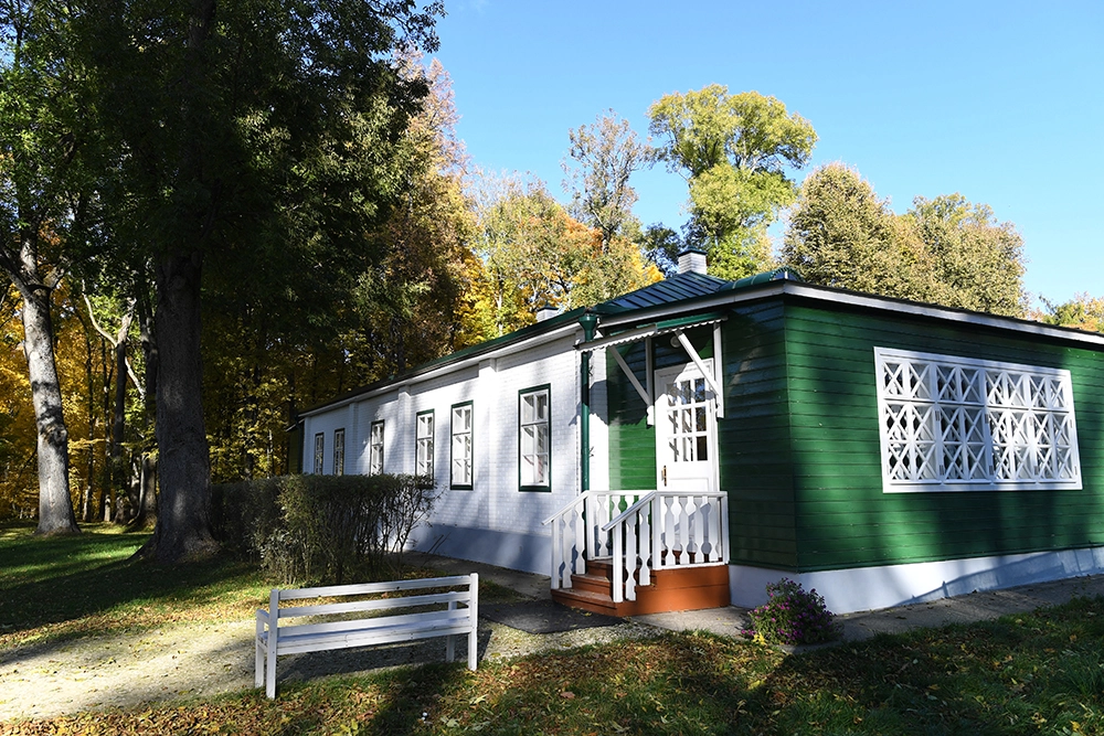 Домик управляющего (флигель изгнанника) на территории музея-заповедника «Спасское-Лутовиново». «Спасское-Лутовиново» — усадьба матери И. С. Тургенева, ныне государственный мемориальный и природный музей-заповедник в Мценском районе Орловской области. В 2018 году празднуется 200-летие со дня рождения писателя Ивана Тургенева.