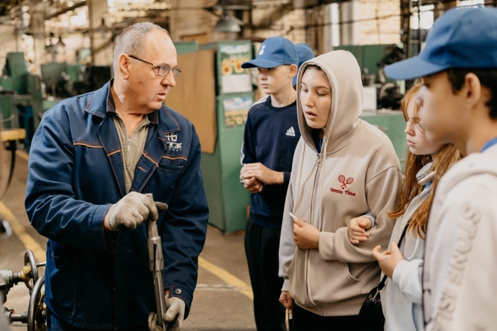 Владимир Перевозчиков даже участвует в проведении экскурсий по заводу.