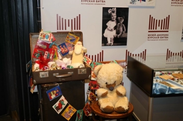 Экспозиция рассказывает, как менялся праздник на протяжении десятилетий, через призму новогодних атрибутов. 