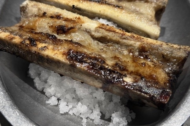 Мозговые косточки выпекаются не больше 20 минут. Даже если косточка сильно опалилась, внутренняя часть должна хорошо прогреться