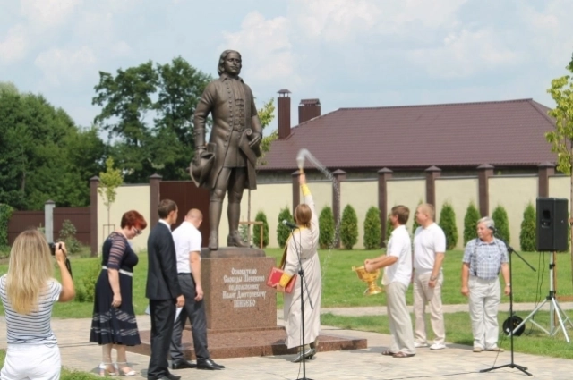 Памятник основателю города на центральной плозади открыли в 2016 году.