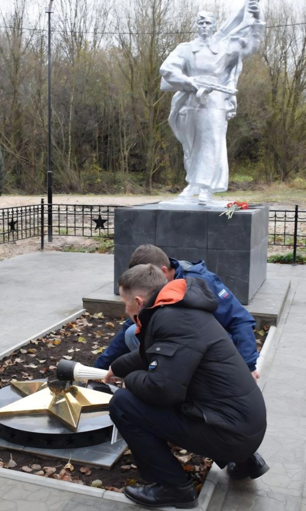На братской могиле в Середичах теперь горит Вечный огонь.
