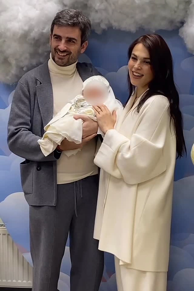 Сати Казанова и Стефано Тиоццо с дочерью.