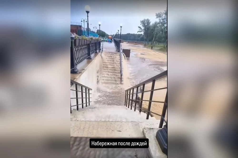 Сильные ливни затопили набережную Урала в Оренбурге.