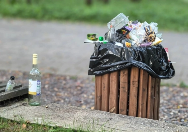 В парке оставляют очень много мусора.