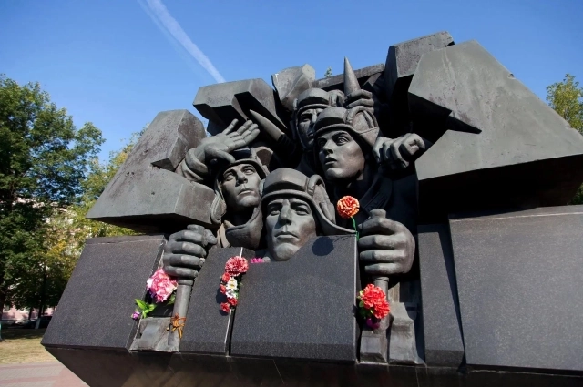 Памятник легендарному экипажу Степана Горобца.