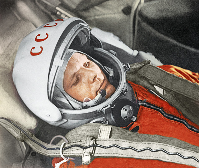 Юрий Гагарин в кабине космического корабля «Восток» во время первого в мире орбитального космического полета 12 апреля 1961 года.