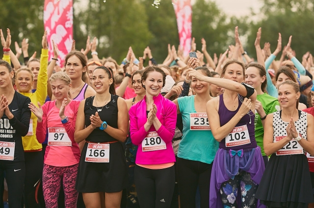 Около 200 женщин пробежали 7 километров.