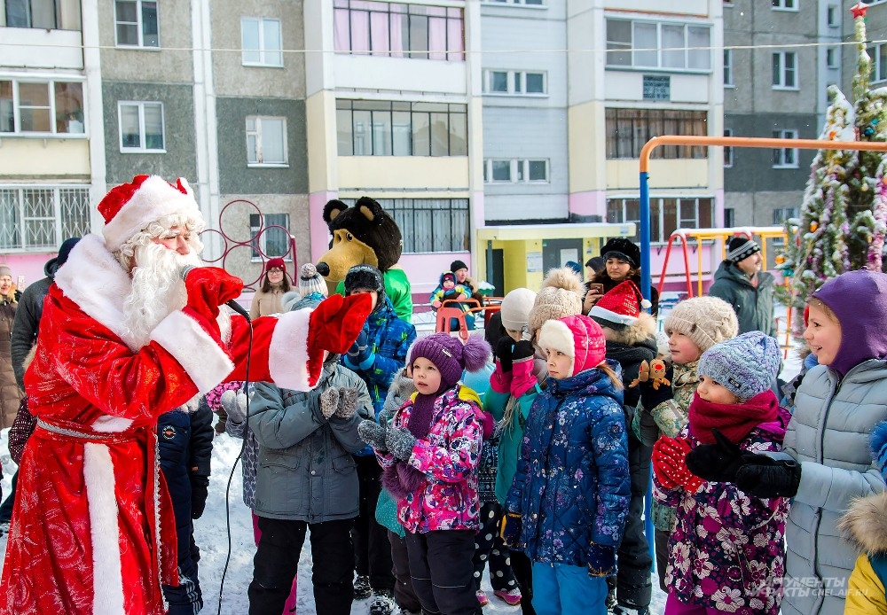 Подобные праздники во дворе организуют несколько лет подряд - каждый раз дети спешат рассказать Деду Морозу свои стихи.
