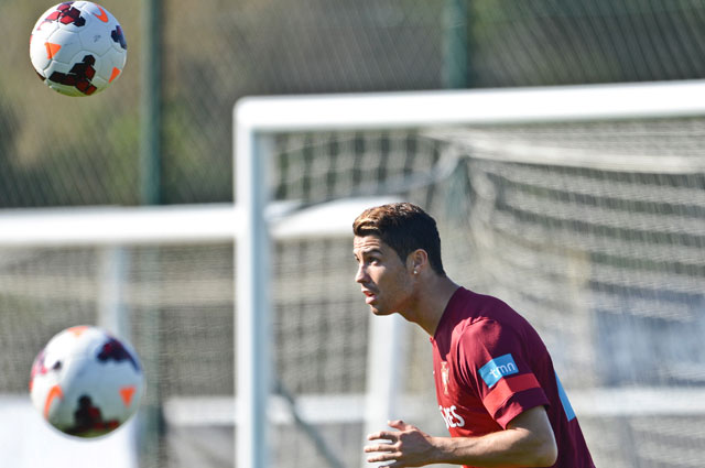 Лидер сборной Португалии Криштиану Роналду на тренировке перед встречей с командой Израиля