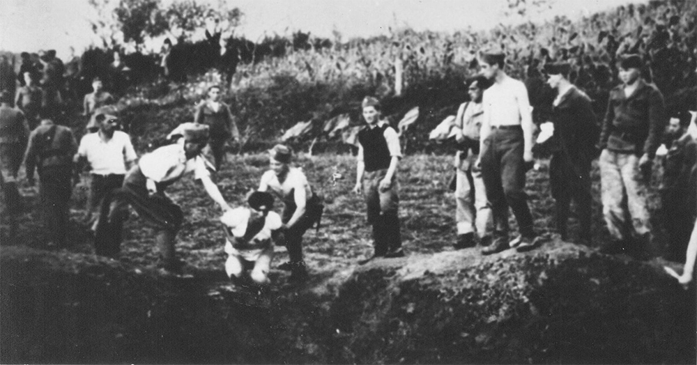 Усташи казнят заключённых в концлагере Ясеновац.