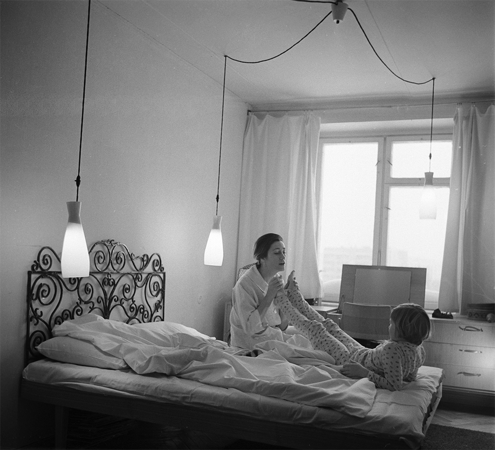 Московский архитектор Кира Сошинская со своей дочерью Алисой. 1968 год.